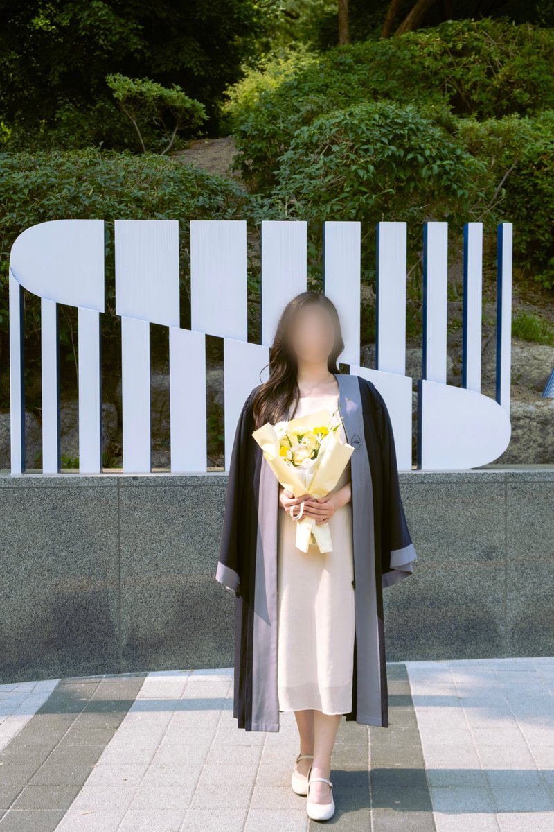 anonediary's tweet photo. 8月22日にソウル市立大学を卒業しました🎓
１学期間高麗大での学点交流＋早期卒業なので実質市立大に通ったのは２年半ほどですが、沢山のことを学んで、体験できた長くて短い3年半でした！そして何よりかけがえのない友達との出会いに感謝です🫶🏻
5月に前撮りしましたが、市立大は夏前の緑が綺麗です🌱 https://t.co/sj1fNpH39J