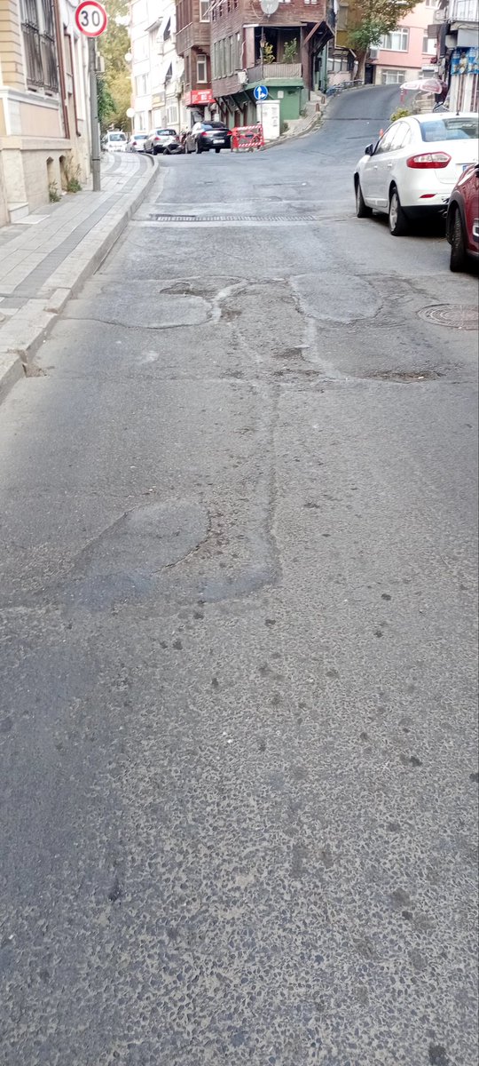 CAkar3003's tweet image. Sarıyer belediyesi ortaçeşme caddesinin bir kısmı yapılmıştı ama merkez camiye giden yol yarım kaldı asfalt atılmadı nezaman asfalt yapılıcak arabalarımız hergün tamircide faturasını sizden alıcam @SariyerBelediye @aksuoktay