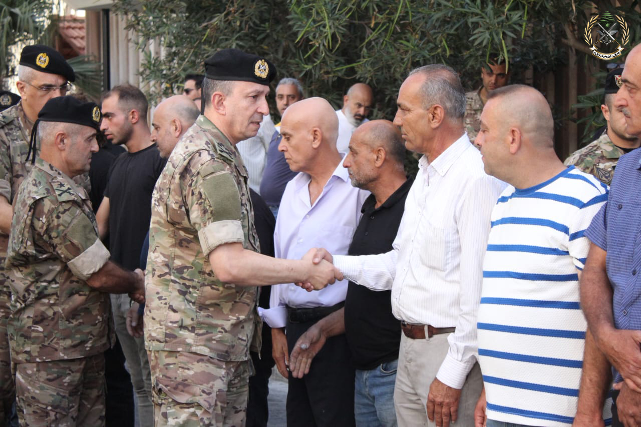 قائد الجيش مشاركاً في وداع الشهيدين. (قيادة الجيش)