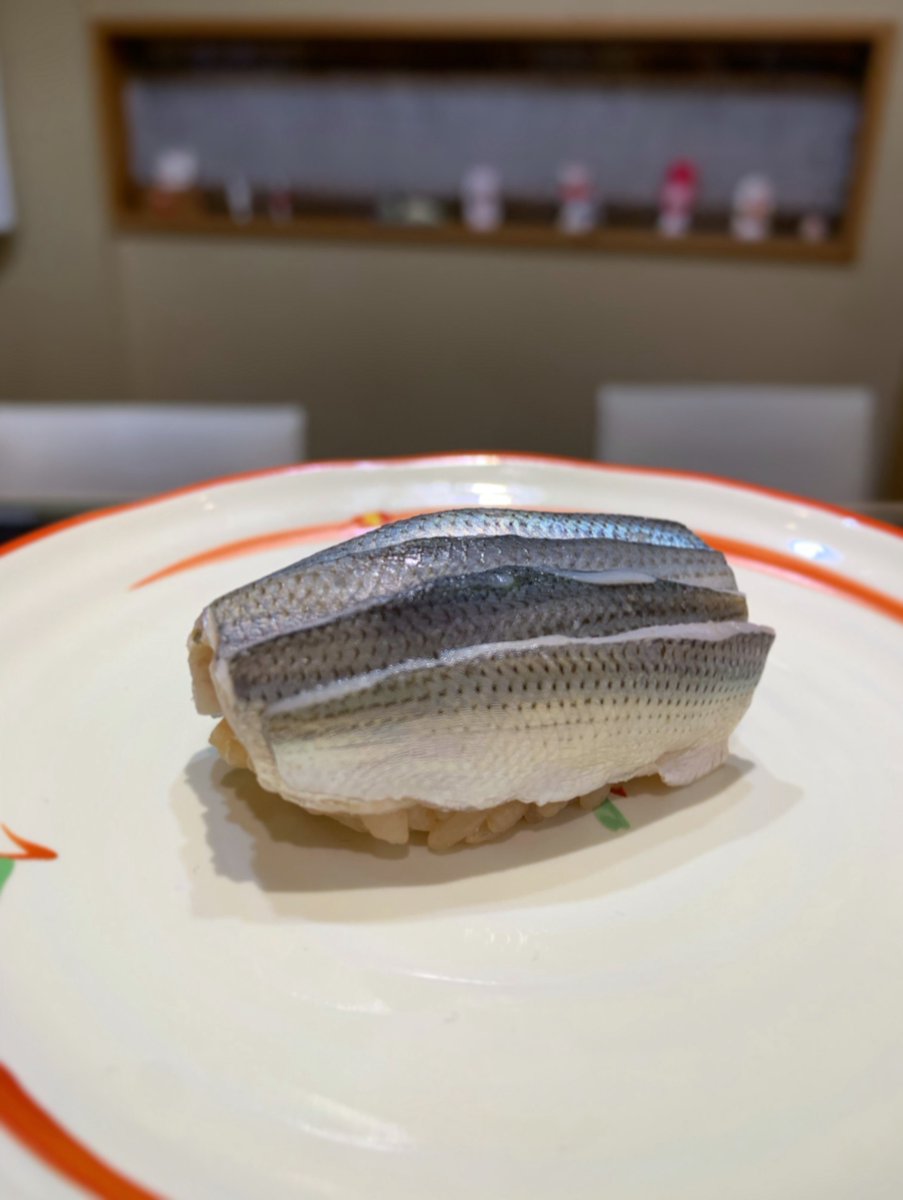 鮨綴 (@sushi_tetsu) on Twitter photo 新子
そろそろ終わり
終わりは始まり
出世魚なので小肌を目指します
身が厚くなって美味しくなっていきます
西小山の片隅で旬のネタと赤酢のシャリを揃えてお待ちしております 新子
そろそろ終わり
終わりは始まり
出世魚なので小肌を目指します
身が厚くなって美味しくなっていきます
西小山の片隅で旬のネタと赤酢のシャリを揃えてお待ちしております