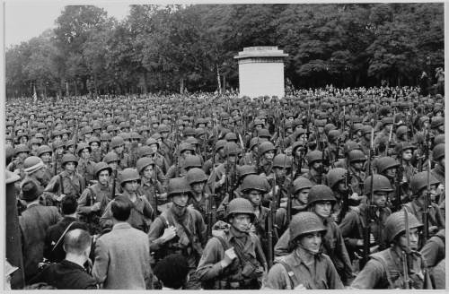 350k Paris Paname. (@parisamdparis) on Twitter photo 📸 Défilé de soldats américains avenue des Champs-Élysées et place de la Concorde 
29 août 1944. Paris Libération 📸 Défilé de soldats américains avenue des Champs-Élysées et place de la Concorde 
29 août 1944. Paris Libération