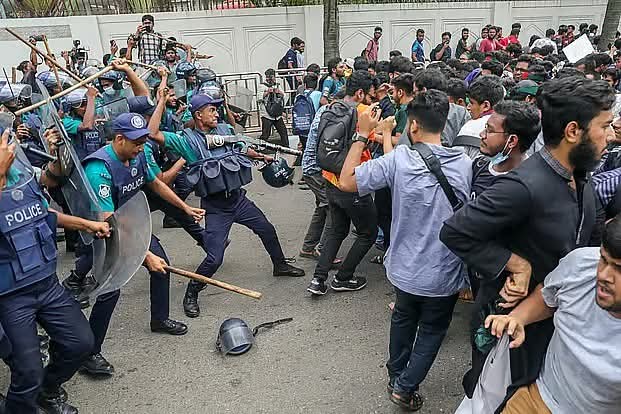 Theunk13's tweet image. 𝐁𝐚𝐧𝐠𝐥𝐚𝐝𝐞𝐬𝐡 𝐔𝐧𝐢𝐯𝐞𝐫𝐬𝐢𝐭𝐲 𝐒𝐡𝐮𝐭𝐝𝐨𝐰𝐧 𝐂𝐨𝐧𝐭𝐢𝐧𝐮𝐞𝐬 :- 🇧🇩
Engineers Rights Movement says the university shutdown in Bangladesh will continue after police-student clashes in Dhaka.
#StudentProtest #Bangladesh