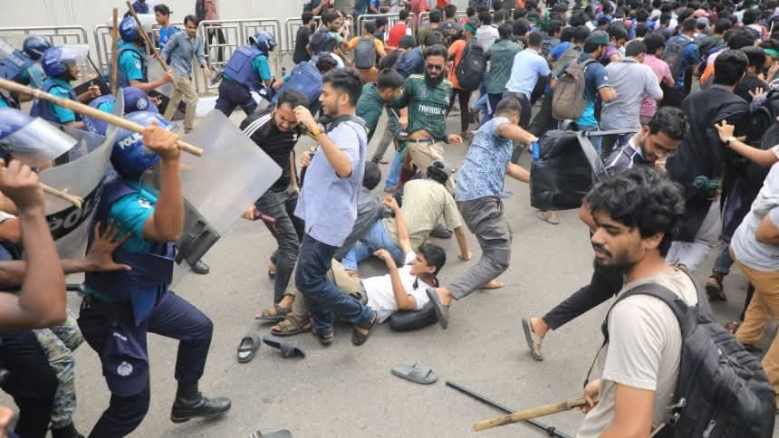 Theunk13's tweet image. 𝐁𝐚𝐧𝐠𝐥𝐚𝐝𝐞𝐬𝐡 𝐔𝐧𝐢𝐯𝐞𝐫𝐬𝐢𝐭𝐲 𝐒𝐡𝐮𝐭𝐝𝐨𝐰𝐧 𝐂𝐨𝐧𝐭𝐢𝐧𝐮𝐞𝐬 :- 🇧🇩
Engineers Rights Movement says the university shutdown in Bangladesh will continue after police-student clashes in Dhaka.
#StudentProtest #Bangladesh