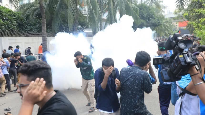 Theunk13's tweet image. 𝐁𝐚𝐧𝐠𝐥𝐚𝐝𝐞𝐬𝐡 𝐔𝐧𝐢𝐯𝐞𝐫𝐬𝐢𝐭𝐲 𝐒𝐡𝐮𝐭𝐝𝐨𝐰𝐧 𝐂𝐨𝐧𝐭𝐢𝐧𝐮𝐞𝐬 :- 🇧🇩
Engineers Rights Movement says the university shutdown in Bangladesh will continue after police-student clashes in Dhaka.
#StudentProtest #Bangladesh