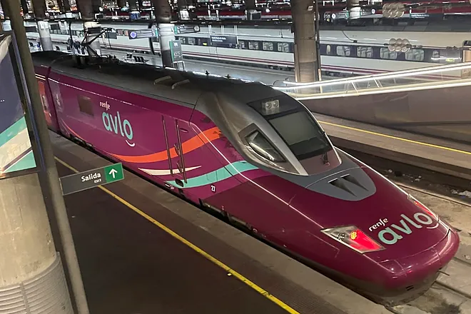 expansioncom's tweet photo. ❌Renfe cancela los Avlo a Barcelona por los fallos del tren Avril de Talgo.

Las averías recurrentes en las 30 unidades de la Serie 106, compradas a Talgo en 2016, fuerzan a suspender el servicio 'low cost', que desaparece de su línea estrella. Renfe solo operará AVE
https://t.co/asQH161Tpf