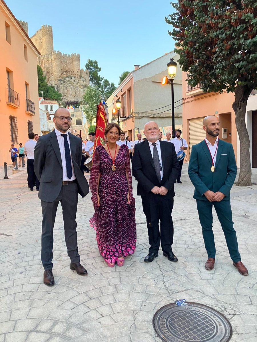 Anoche tuve la oportunidad de disfrutar del desfile inaugural de la Feria de Almansa, una cita importante para la localidad y para el conjunto de la provincia que llega cargada de una programación de calidad en la que la cultura y la gastronomía se dan la mano. <a href="/Pilarcallado/">Pilar Callado García</a>
