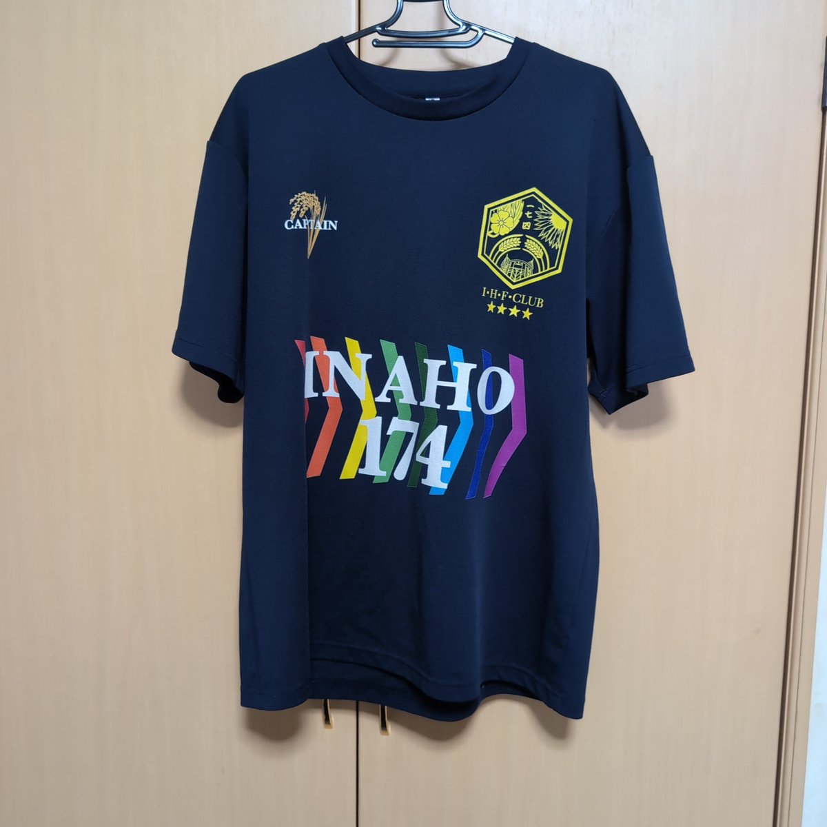 NagoyaINAHO's tweet image. 第3弾
8月31日17時頃〜18時頃
メインスタンド側のサッカーボールモニュメント付近でお待ちしております。（↘️の辺り）
分からないことがあれば、気軽にお問い合わせ下さい。

皆様の御協力をお待ちしています🙇‍♂️
#名古屋稲穂隊より愛を米て
こんなシャツ着て待ってます🌾