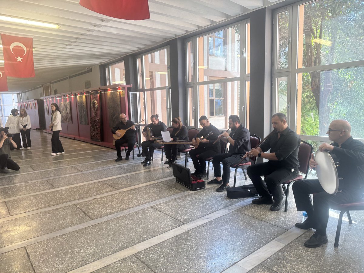 “Büyük Zafer 103 Yaşında” temalı resim sergisi Müdürlüğümüz sergi salonunda açıldı. Bu vesileyle Şehit ve gazilerimizi rahmet ve minnetle anıyorum. 
#30AğustosZaferBayramı 
<a href="/MucahitYentur/">Murat Mücahit Yentür</a> <a href="/istanbulilmem/">İstanbul İl Millî Eğitim Müdürlüğü</a>