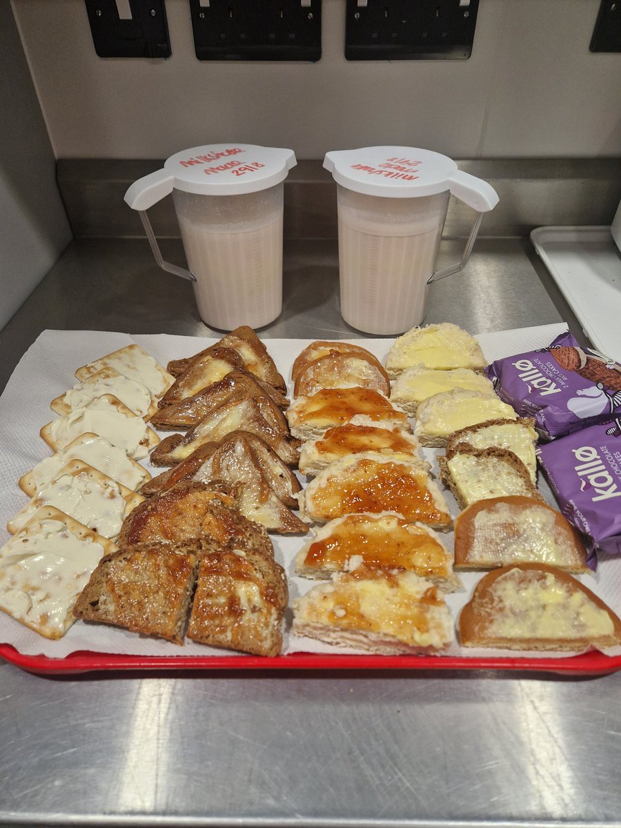 Nutrition is Medicine 🥞🥛 #TeamA7 working to improve nutritional standards for our patients to help prevent deconditioning and enhance hospital experience, an intentional 10 mins for our snack provisions #teamnorth #COE #QI #NutritionMatters <a href="/KathrynDuff2206/">Kathryn Duff</a> <a href="/mckee_joanne/">joanne mckee RD</a>