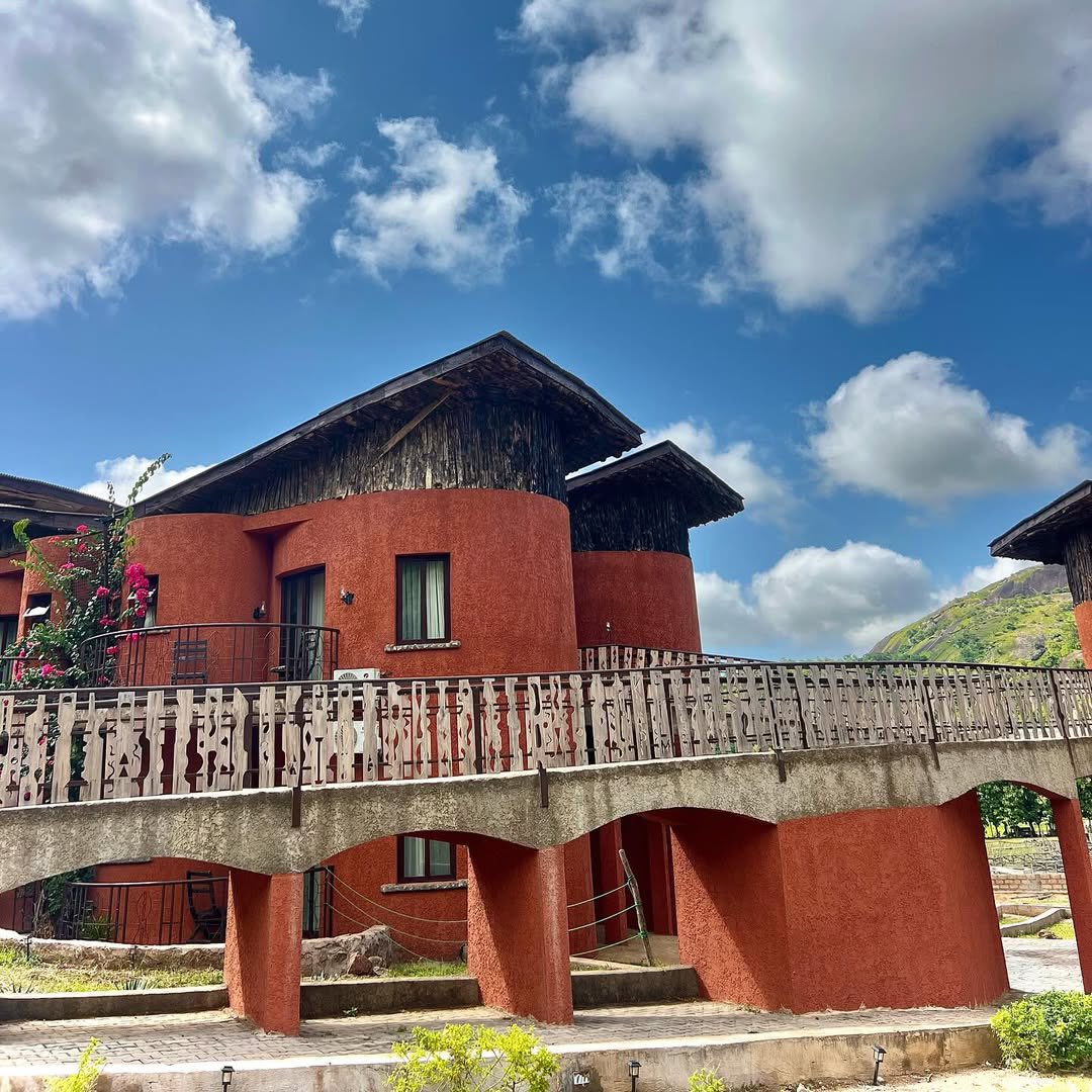 officialapartay's tweet image. Lights. Culture. Luxury.🥹
KAP Film Village & Resort isn’t just a destination it’s where epic Yoruba stories are filmed and where guests escape into tradition, ambience, and refined comfort.🤭
Experience the magic. 🈴
