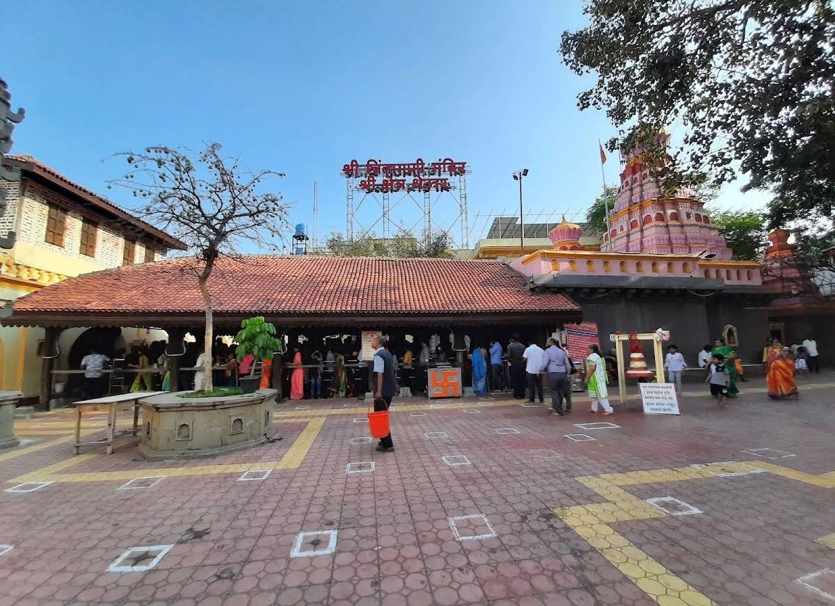 2} अष्टविनायक मधील दुसरा गणपती म्हणजे श्री क्षेत्र थेऊर येथील चिंतामणी, हे मंदिर पुणे - सोलापूर महामार्गावर असलेल्या कुंजीरवाडी या गावापासून 5 किलोमीटर आत थेऊर या गावी वसलेलं आहे, वाघोली, केसनंद, लोणीकंद व मुंढवा यामार्गेही तुम्ही इथे येऊ शकता... 3/4