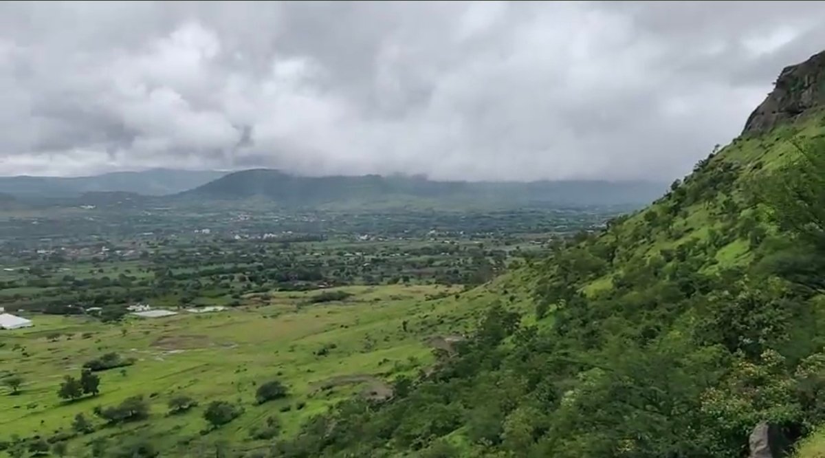 6} अष्टविनायकापैकी सहावा गणपती म्हणजेच लेण्याद्री येथील गिरीजात्मज, हे मंदिर पुणे जिल्ह्यातील जुन्नर येथून 5 किलोमीटर आतमध्ये लेण्याद्री येथे, लेण्यांमध्ये वसलेले आहे, उंचावर लेण्यांमध्ये असल्याने येथून तुम्हाला विहंगम निसर्ग सौंदर्य सुद्धा अनुभवता येते... 11/12