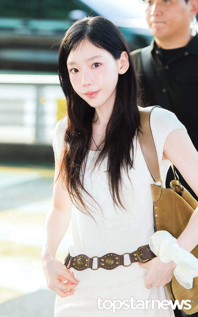 탱구 오늘도 셀프 메이크업 같은데🫂🩷
오늘은 뽀얀핑크 써서 그런지 더 탱그같애🥚ྀི