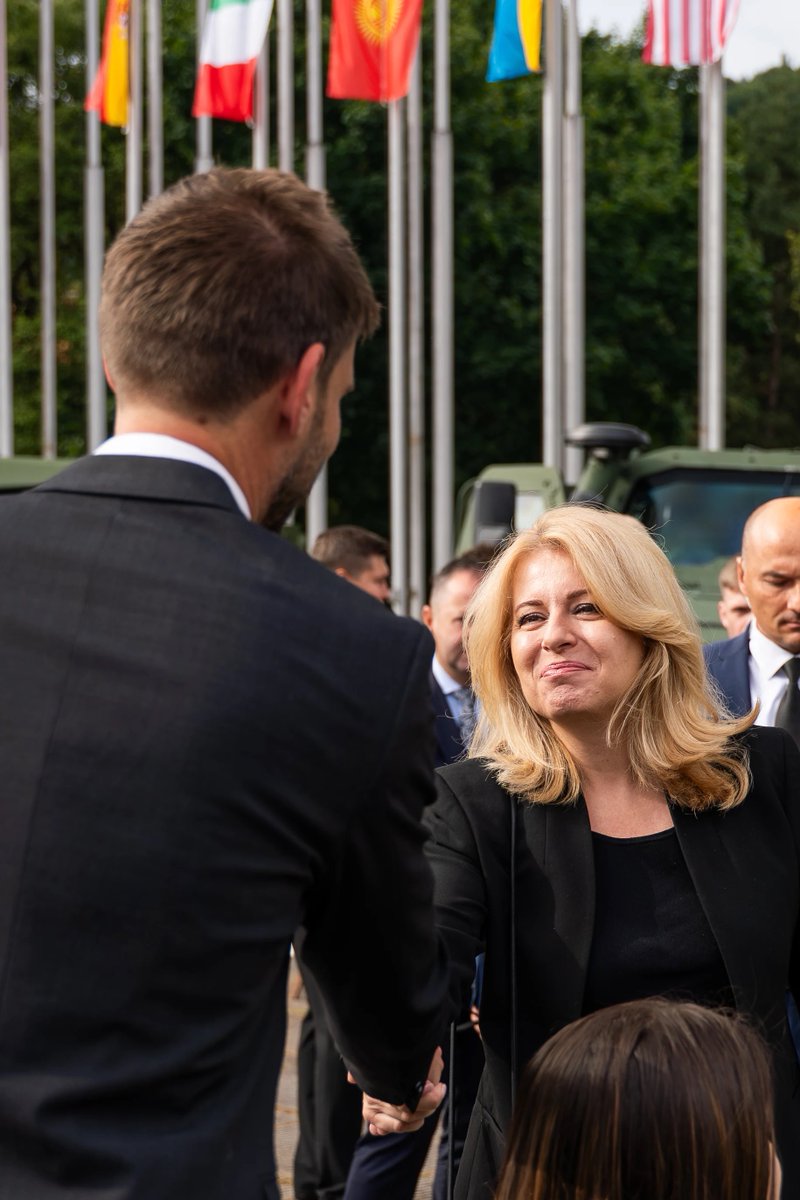 S pani prezidentkou na oslavách SNP v Banskej Bystrici. Slobodu a demokraciu pre naše rodiny a deti musíme brániť denne, nie sú vôbec samozrejmé. Aj to je odkaz SNP.