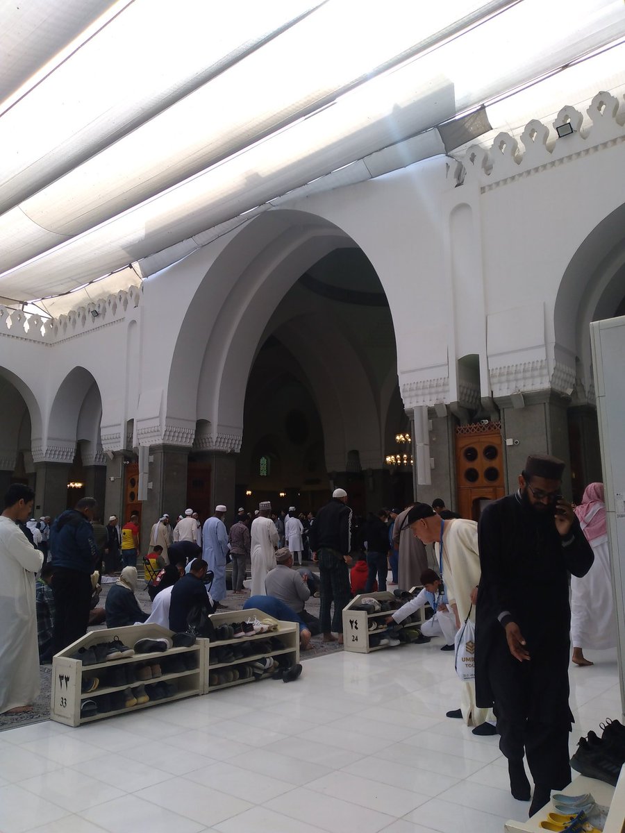 صلاة الله ما المشتاق جاء
وزار بعيد عمرته قباء

على من جاء بالقرآن وحيا
فكان ونور سنته الشفاء