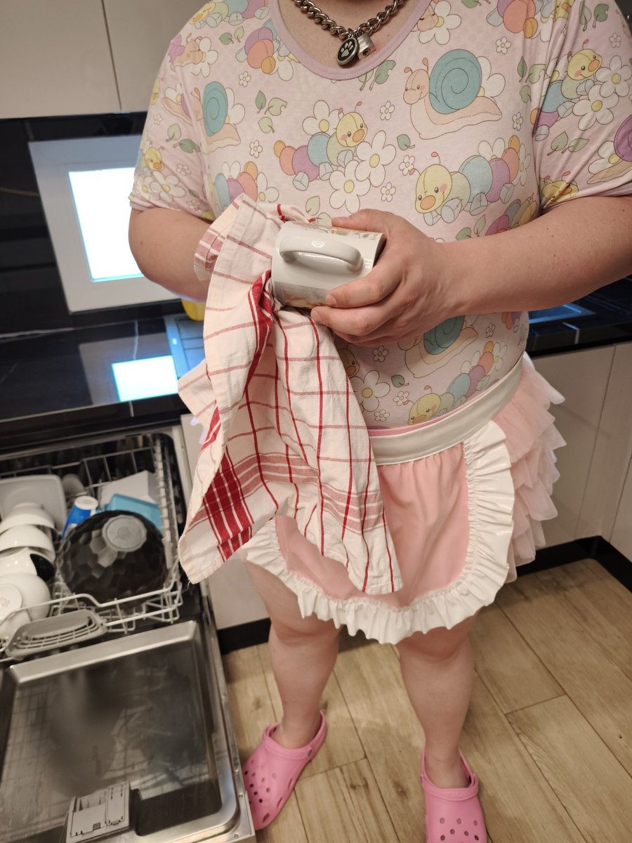 Get yourself a locked and diapered maid like right now 😌 trust me it really does pay off. All it costs you is some edges and she is good to go for anoter hour or so. 😊 

👩‍🍳: <a href="/rubberpuphelix/">Helix</a>