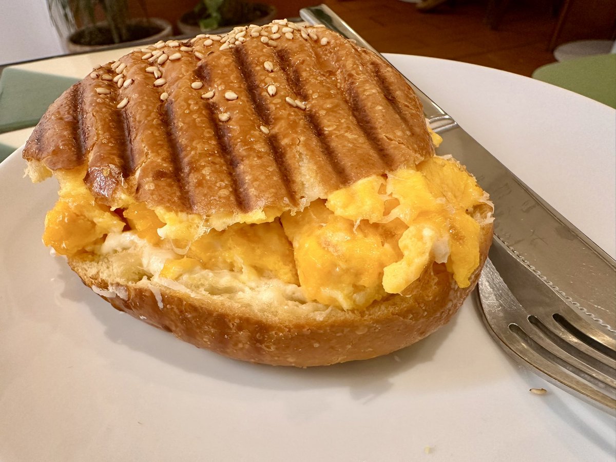 Excelente café y un brioche nada empalagoso, relleno de un revuelto de huevo perfecto y queso pecorino, el toque de grill lo ha hecho adictivo, copio receta. En La Deseada, porque no solo de tortilla de patatas vive el hombre…