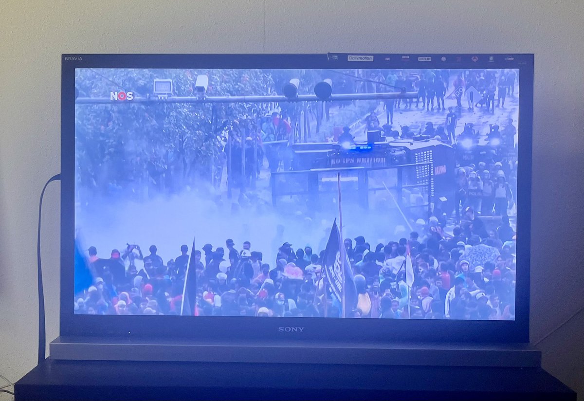 Masuk di berita di tv, di <a href="/NOS/">NOS</a> journaal di 🇳🇱! Yang dibahas: Affan dibunuh polisi padahal dia lagi ngga protes, pemakamannya dia, polisi minta maaf, trigger protes masif ini (naik gaji, pajak dan kebijakan busuk lainnya), Wowo pidato, mahasiswa turun ke jalan hari ini.