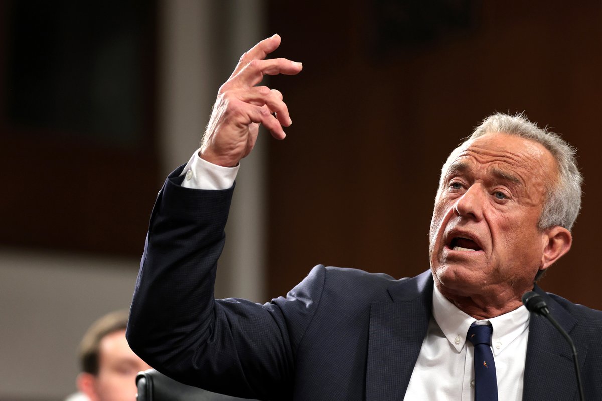 😵‍💫 Konspirátor v roli ministra zdravotnictví USA Robert F. Kennedy Jr. se se svou snahou pozabíjet co nejvíc Američanů zapíše do historie. 

Musím uznat, že je tenhle tmář a pomatenec ve svém přístupu zcela konzistentní a jeho řádění bude někdo horko těžko napravovat dlouhá