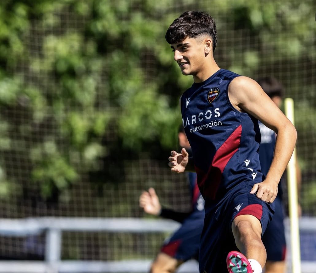 Jorge Ruiz (@jorgeruve) on Twitter photo ℹ️ El <a href="/valenciacf/">Valencia CF</a> vuelve a pescar en Orriols. Víctor Jr (hijo del mítico Víctor Fernández del Valladolid) firma por el Valencia CF. Alternará filial y primer equipo.
<a href="/lagrada914/">La Grada</a> @radioesport914 <a href="/plazadeportiva_/">Plaza Deportiva</a> ℹ️ El <a href="/valenciacf/">Valencia CF</a> vuelve a pescar en Orriols. Víctor Jr (hijo del mítico Víctor Fernández del Valladolid) firma por el Valencia CF. Alternará filial y primer equipo.
<a href="/lagrada914/">La Grada</a> @radioesport914 <a href="/plazadeportiva_/">Plaza Deportiva</a>