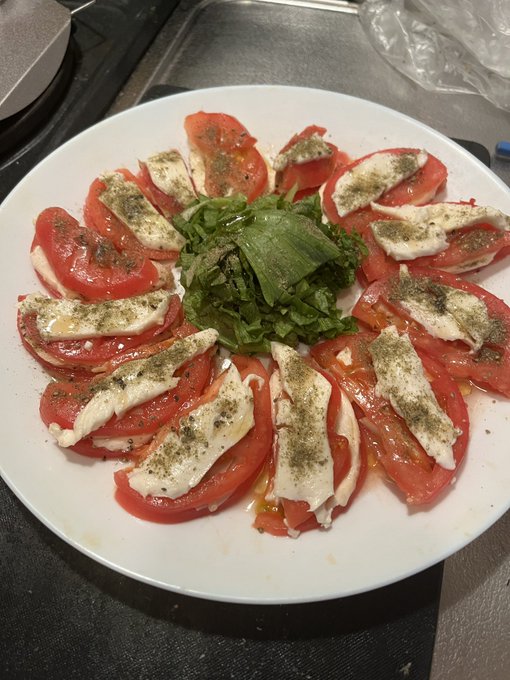 信じられない程美味しかった
トマトとチーズが合うとは正直食べるまで理解できなかったけど確かにこれは合う 