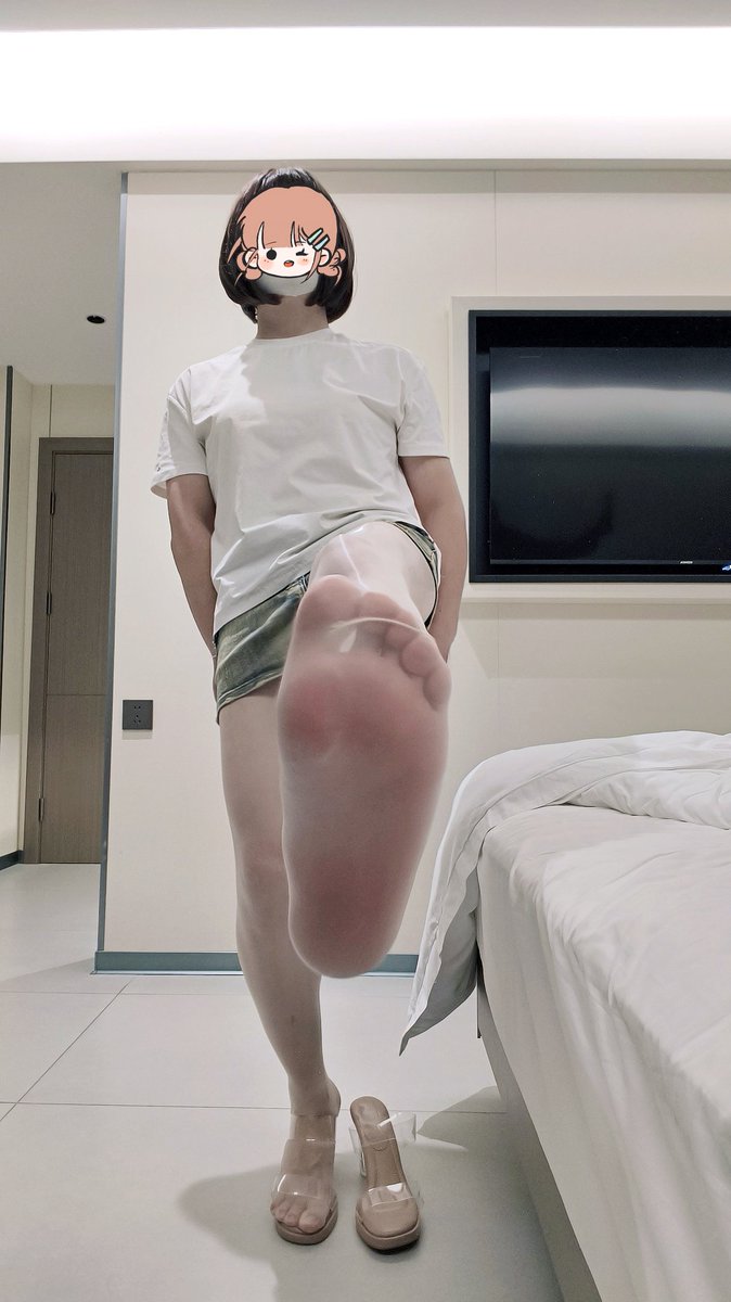 这样能出去吗？
#pppantyhose #伪娘 #肉丝 #油亮丝袜