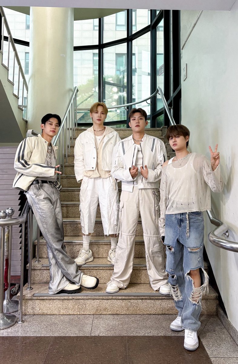 AB6IX tweet media