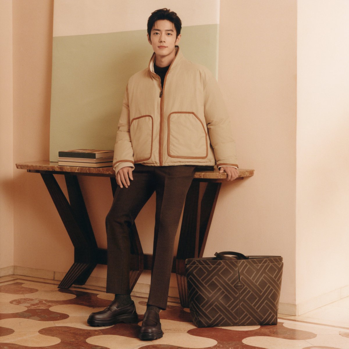 TOD’S เปิดตัวแคมเปญ Fall-Winter 2025 พร้อมเผยบทใหม่ของ Italian Stories ณ เมืองมิลาน นำโดย Global Brand Ambassador อย่าง Xiao Zhan ผู้สะท้อนความสง่างามแบบอิตาลีอย่างแท้จริง shorturl.asia/t536f 
#XiaoZhan 
#TodsFW25 
#Tods 

ท่ามกลางฉากหลังของสถาปัตยกรรมอิตาลีสุดไอคอนิกของ