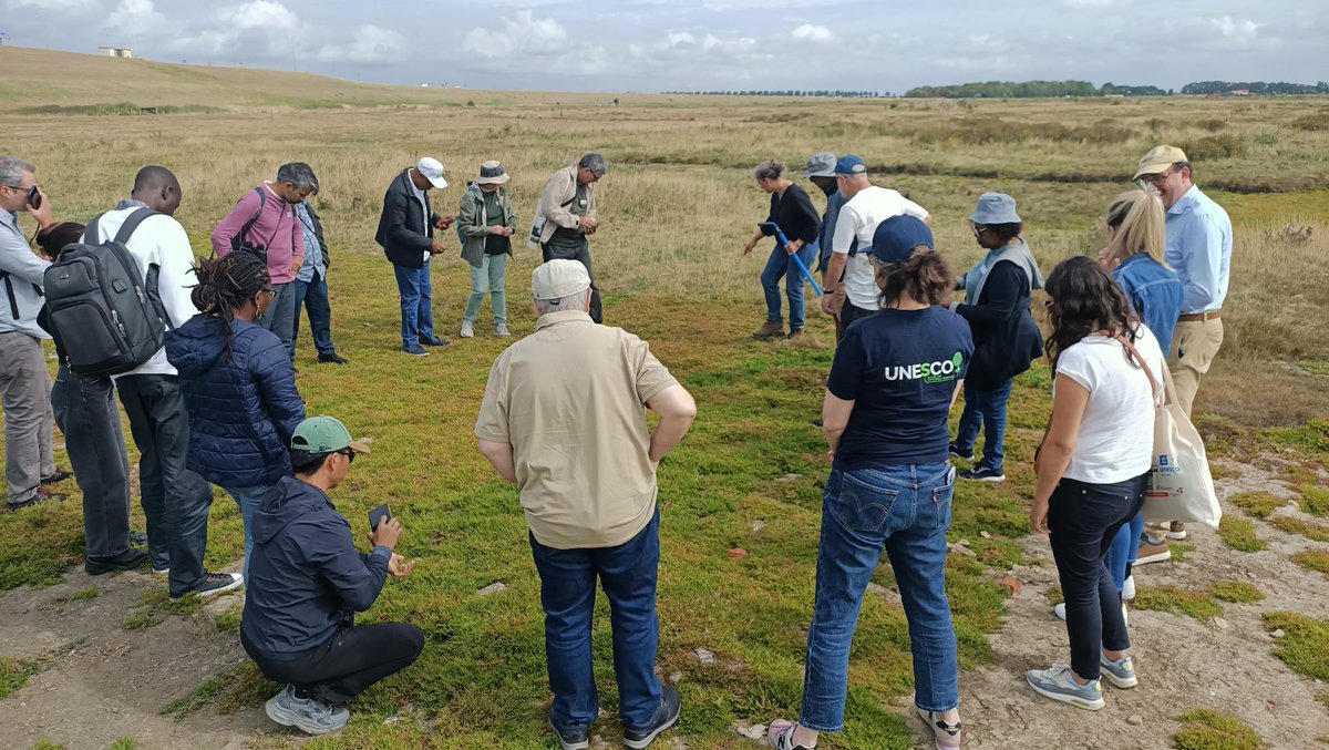 From the ground up! The final day of the Rooted in Resilience II meeting brought participants to exchange and witness soil restoration and land management directly on the ground in the Schelde Delta Geopark. 🌾🔎
