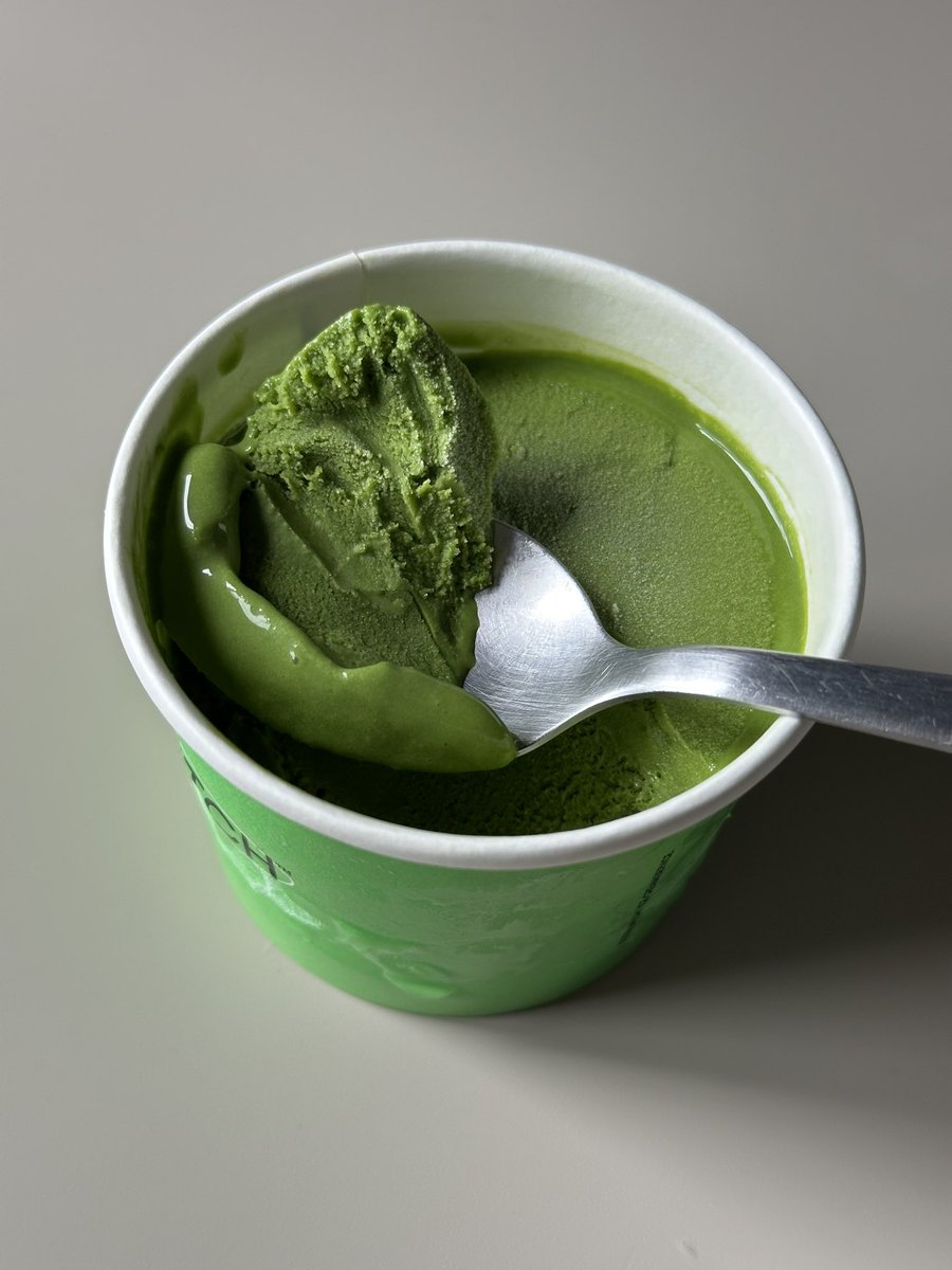 สาวกมัทฉะไปค่ะ!💚💚 เขียวที่ถูกต้องงงง เป็นไอศครีมของ MTCH รสมัทฉะความสตรอง 4 เลเวล ดีมากกก หอมเข้มข้นถูกต้อง ขนาดเลเวล 1 ยังอร่อยยย เจ้านี้คือเรื่องมัทฉะไว้ใจได้อยู่แล้วเน้อ มีรสโฮจิฉะอีกอันที่ลอง แต่พี่ๆมัทฉะชนะขาด #อร่อย #มัทฉะ