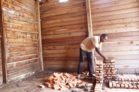 Formation en couture en cours pour les malades rétablis dans le cadre du projet #ARES: un pas vers leur autonomisation à travers des activités génératrices de revenus.Parallèlement,un espace de boulangerie est en construction pour renforcer leur réinsertion sociale et économique