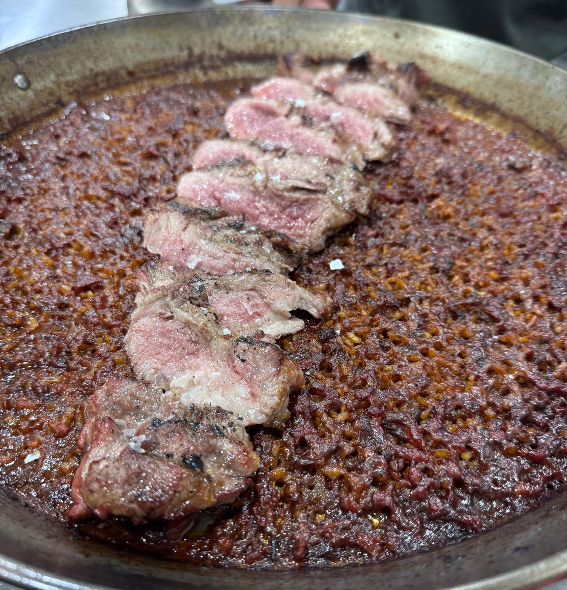 Un senacion arroz arroz con pluma ibérica marcada en nuestro “Ferrari” de la cocina —el Josper🔥—, chichas de matanza y un toque de morcilla que potencia todo su sabor.
Un plato que une tradición y técnica para conquistar el paladar.

 Seguimos con nuestras Jornadas del Arroz.