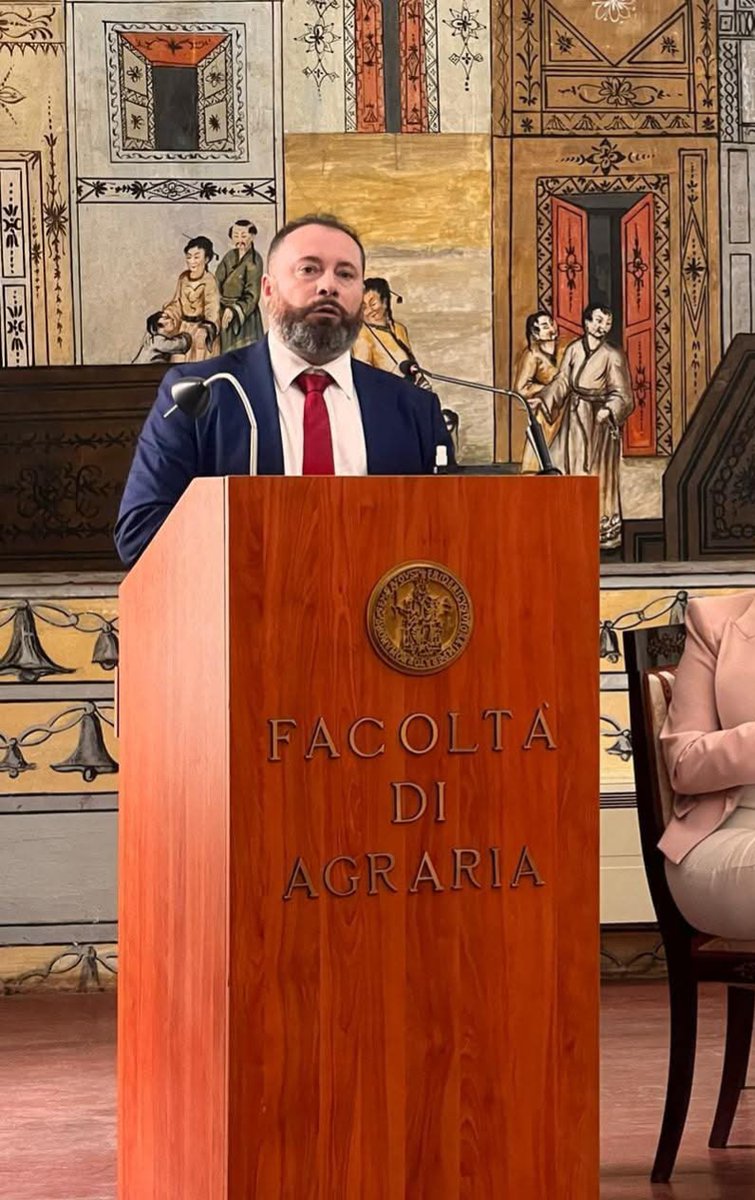 VITICULTURE IN PIEDE FRANCO, A NATIONAL CONFERENCE. Organized by the Identità Mediterranea Association a day dedicated to discovering the ungrafted grape variety. campanica.blogspot.com/2025/08/viticu…
----
#Campania #viticulture #ungrafted