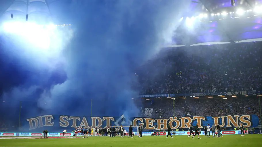 ultras1899_'s tweet photo. Derby de Hambourg : des cortèges sont prévus par les #ultras du #HSV et de St. Pauli, cet après-midi, avant le match de ce soir dans le #Volksparkstadion. Environ 5 500 supporters du #FCSP sont attendus. Ce sera le premier #stadtderby en #Bundesliga depuis 14 ans. https://t.co/Nd2ggoF7gc