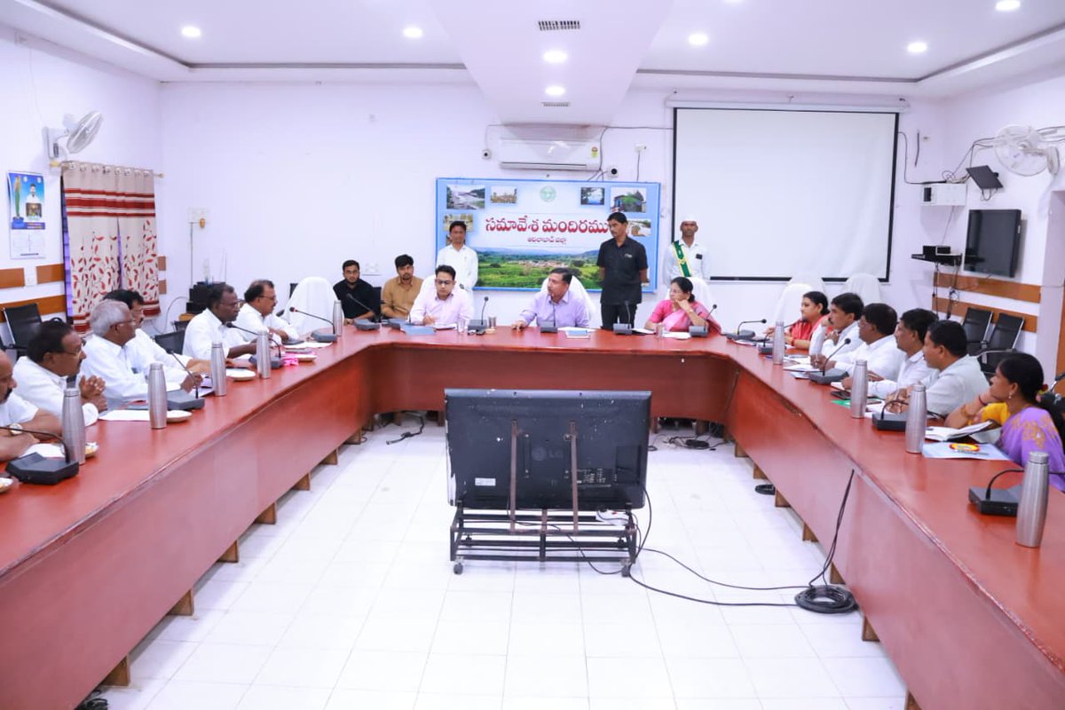 Collector Adilabad (@collector_adb) on Twitter photo గ్రామ పంచాయతీ ఎన్నికల - 2025 నిర్వహణ పై వివిధ రాజకీయ పార్టీల ప్రతినిధులతో జిల్లా కలెక్టర్ రాజర్షి షా కలెక్టరేట్ సమావేశ మందిరంలో శుక్రవారం సమావేశం నిర్వహించిన దృశ్యం
#ECI #CEOTelangana
<a href="/TelanganaCS/">Office of Chief Secretary, Telangana Govt.</a>
<a href="/ECISVEEP/">Election Commission of India</a>
<a href="/SpokespersonECI/">Spokesperson ECI</a>
<a href="/CEO_Telangana/">Chief Electoral Officer Telangana</a> గ్రామ పంచాయతీ ఎన్నికల - 2025 నిర్వహణ పై వివిధ రాజకీయ పార్టీల ప్రతినిధులతో జిల్లా కలెక్టర్ రాజర్షి షా కలెక్టరేట్ సమావేశ మందిరంలో శుక్రవారం సమావేశం నిర్వహించిన దృశ్యం
#ECI #CEOTelangana
<a href="/TelanganaCS/">Office of Chief Secretary, Telangana Govt.</a>
<a href="/ECISVEEP/">Election Commission of India</a>
<a href="/SpokespersonECI/">Spokesperson ECI</a>
<a href="/CEO_Telangana/">Chief Electoral Officer Telangana</a>