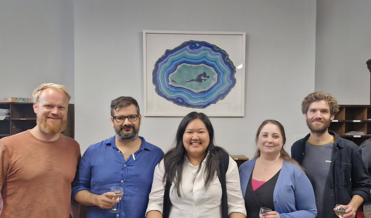 Yesterday I passed my PhD defence viva with minor corrections!! 2.5h of validation and engaging discussions with my examiners and I truly enjoyed every second of it 🥹❤️ My friends also made a delicious Switch-Seismogram lemon-flavoured viva cake (soo awesome!)