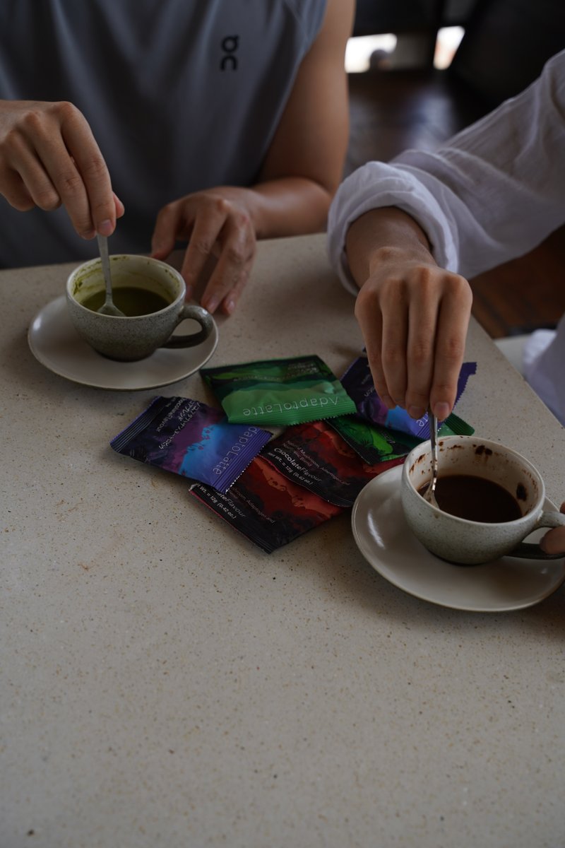 今日は金曜日！
みなさま今週もお疲れ様でした。
たまにはスマホを置いて、アダプトラテでひと息つきませんか？☕️
ラテのまろやかさ＋キノコとハーブのチカラで、気分をやさしくほぐす新習慣。