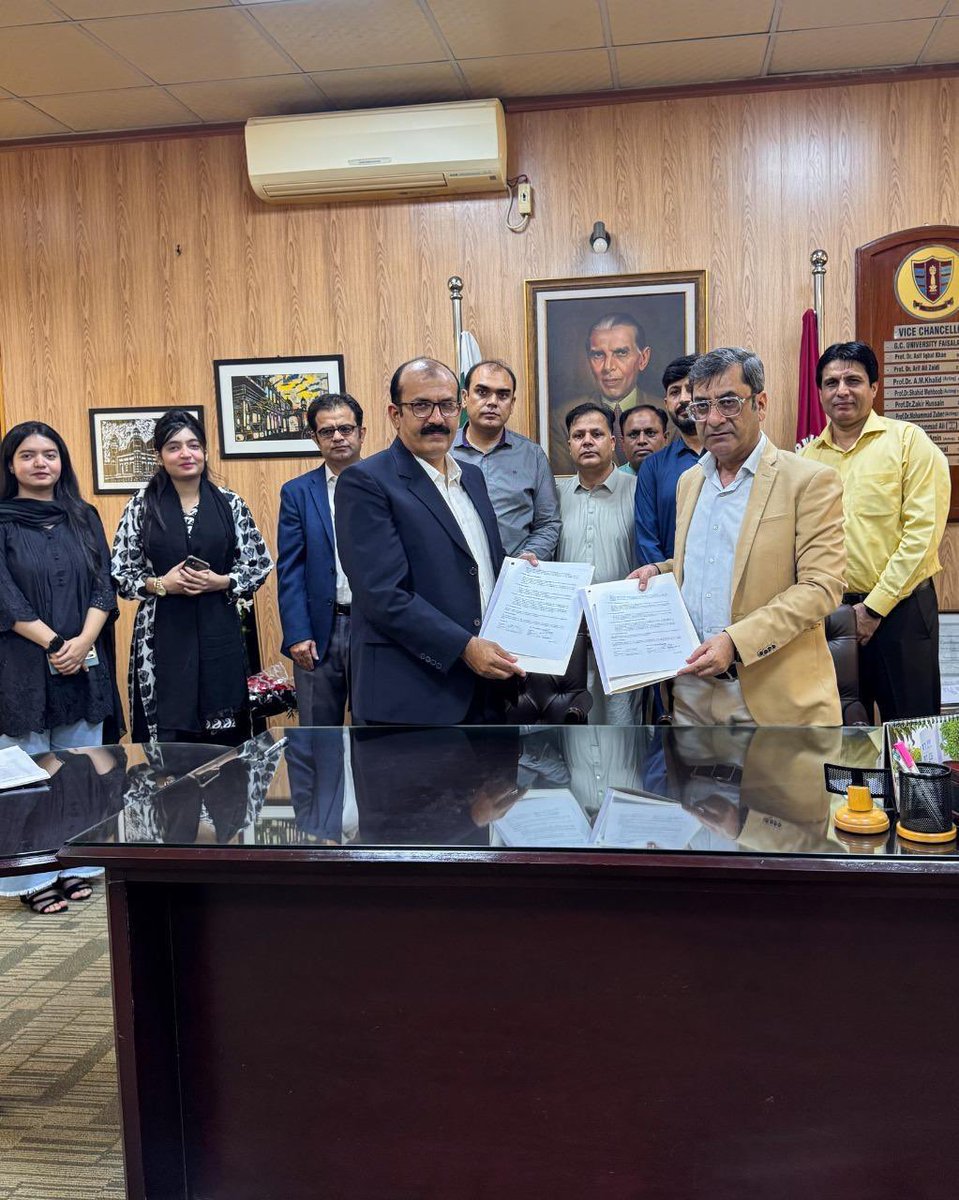 khanhassankhan's tweet image. #LiquidTree کے خالق ڈاکٹر سرفراز صاحب کی کمپنی #TerraSpark نے فیصل آباد کی سب سے قدیم اور بہترین علمی درسگاہ #GCUF کے ساتھ ایک MOU سائن کیا ہے۔
جس کے تحت دونوں فریقین کلین انرجی اور ویسٹ ٹو انرجی منصوبوں پر مشترکہ تحقیق، ٹیکنالوجی ٹرانسفر، اور عملی نفاذ کے اقدامات کریں گے۔