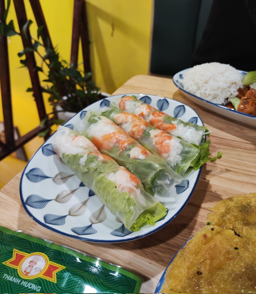 I refuse to gatekeep this incredible restaurant in Vietnam, it's simply too good to keep to myself. 

If you're travelling to Hanoi, you have to try!!
Here’s what I recommend ordering: 👇🍜

• Phở (Beef or Chicken Noodle Soup)
• Bún Chả (A Hanoi specialty, grilled pork