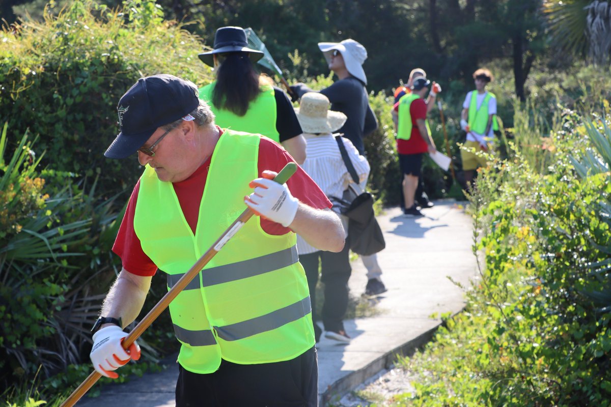 CityOaklandPark's tweet image. 🌟 Oakland Park, let’s show our neighborly spirit! 
Join us 9/6 for Neighbor Day  -  a day of volunteerism &amp;amp; community pride!
Make a difference in just a few hours
📍Details &amp;amp; sign-up: stevenm@oaklandparkfl.gov | 954-630-4494

#OaklandPark #GoodNeighborDay #Volunteer