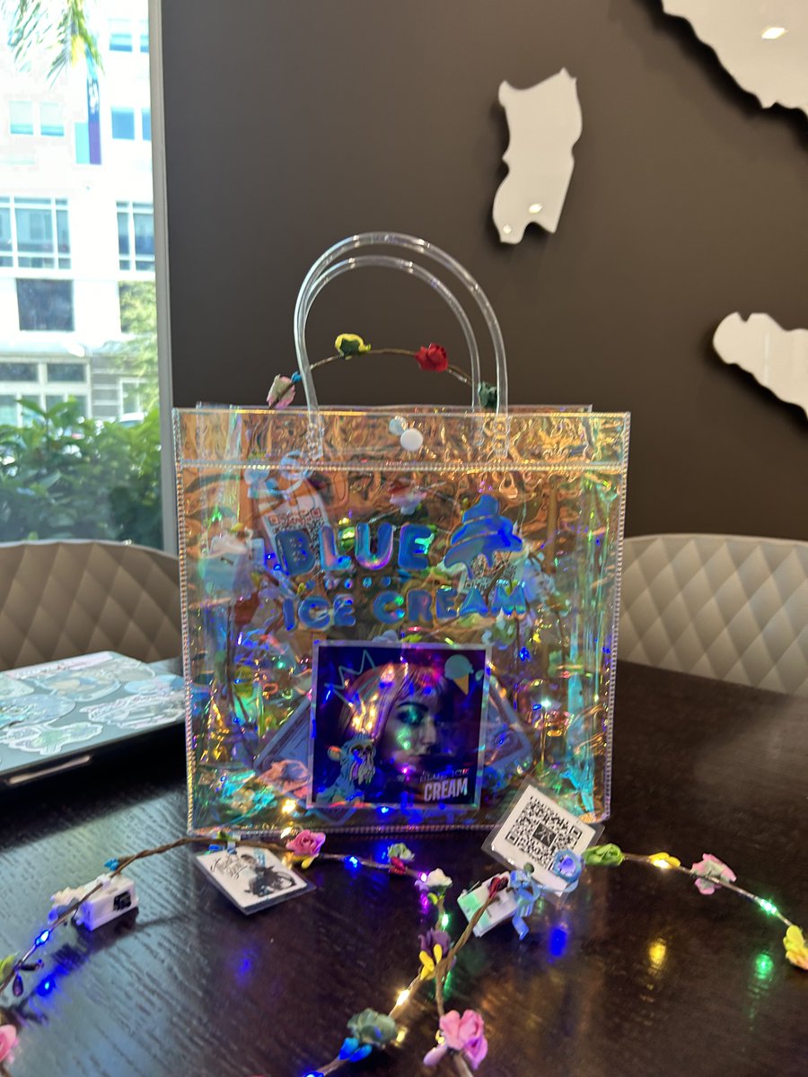 MelissaDiVietri's tweet image. Crown yourself, carry your art, &amp;amp; stick it where it shines. 👑🎒 My gift bags have it all: halo crown, holo sticker, &amp;amp; fanny pack.

🔗 melissadivietri.com/shop #BoldAndBright