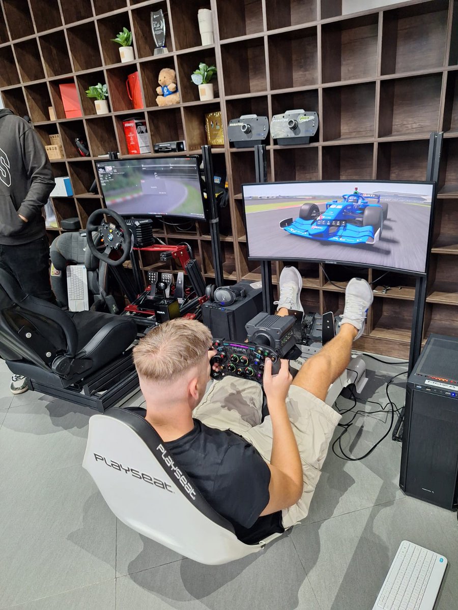 marcmintel's tweet image. Playseat Formula getestet in Vietnam! Ich bin 1,85 und fand es beengend. Viel zu klein. Das Ding in der Mitte sehr hinderlich. Sitz unbequem und unflexibel. Ich war unsicher ob Formel oder GT: jetzt bin ich sicher. Auf jeden Fall GT. #playseat #simracing