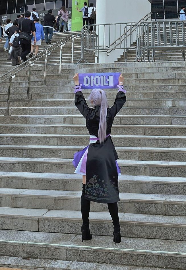 솔직히 한복네 총합 100만원이 넘게 들어서 이네땅이 한번 봐줬으면 좋겠음... 아이봤에도 올려볼까 했지만.. 너무.. 뭐랄까... 막상 본다고 생각하면 부끄러움...그리고 머리장식부분이라던가.. 아쉬운것들도 좀 있어서 ㅠ