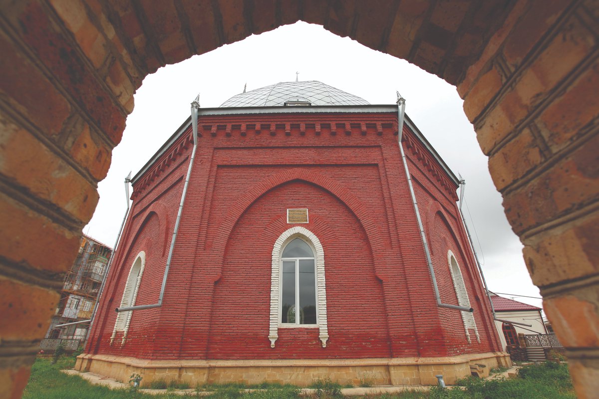 In the centre of Guba, next to the city’s main park, rises the historic Juma Mosque—an architectural jewel of Azerbaijan. Built in 1802 from striking red brick with support from Gazi Ismail Efendi, this octagonal masterpiece embodies the unique style of the Guba province. Its