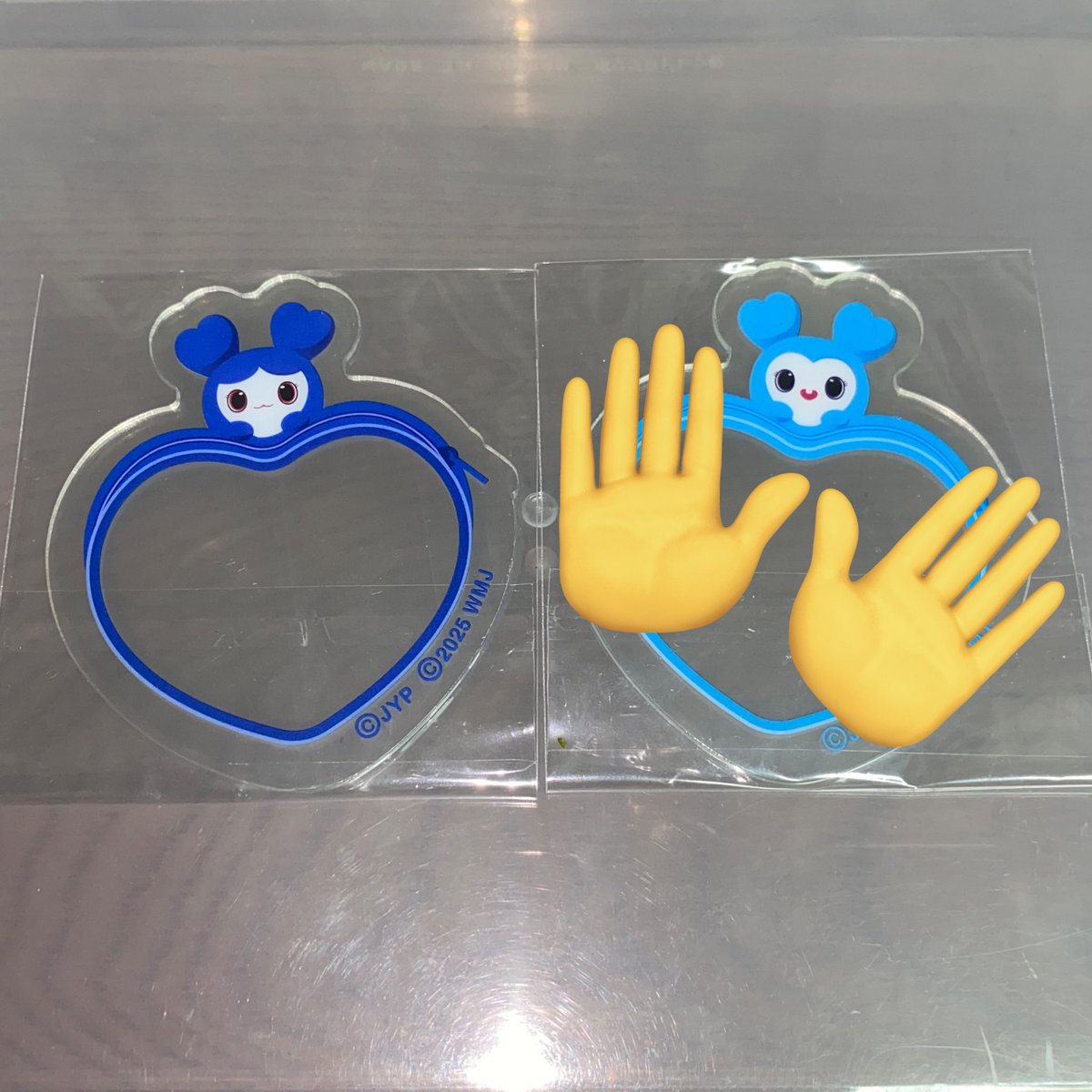 __kk_mr_'s tweet photo. TWICE GIGO アクリルシール 交換

【譲】ツウィ
【求】サナ

8/31 福岡paypayドームにて手渡し希望
お気軽にお声かけください🙇🏻‍♀️

#twice交換  #GIGO  #TWICE https://t.co/NXAKijQzAw