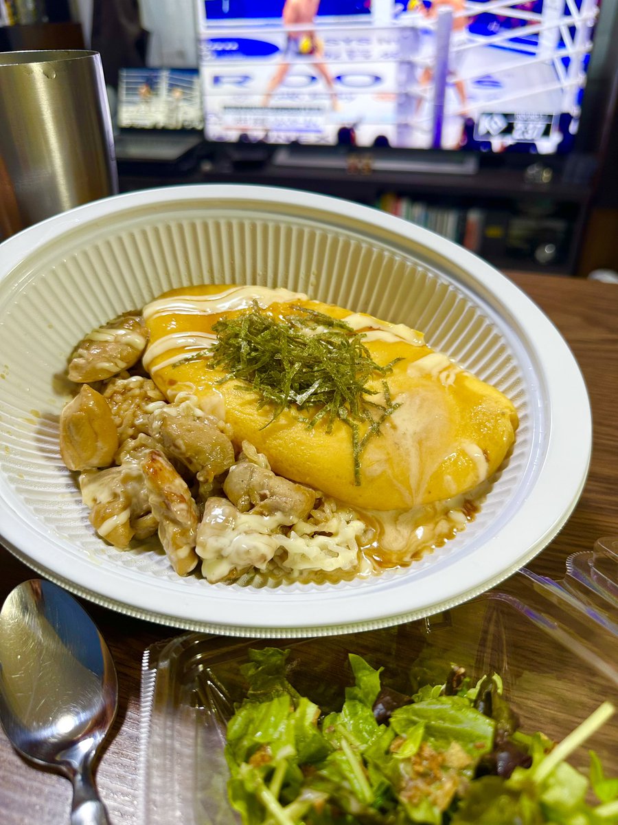 オムライスstory をテイクアウトして、
KNOCK OUT観戦。
てりやきチキンのオムライスめちゃ美味い！
金曜日サイコー😆
#オムライスstory
#京橋
#KNOCKOUT56