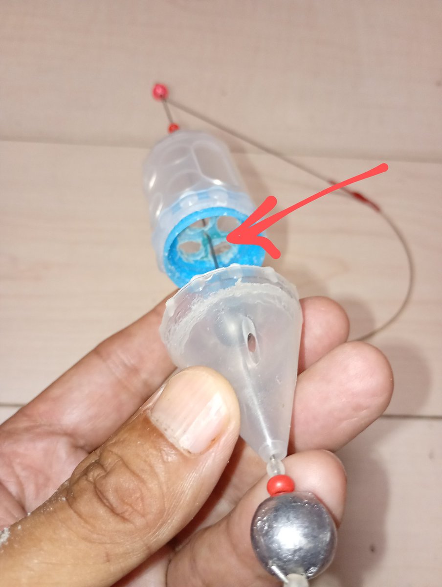 自作プラカゴ改良
🟠内容　一発カゴでは無く、パラパラカゴとの中間を試作してみた。
🟠要件　窓は全閉状態で、マキエの放出は矢印の四つの穴。
🟠想定　着水からタナまでエサ取りが追っかけないことを期待し、タナ到着時にマキエ放出。
🟠目的　マキエは一発では無く2〜3回に分けたい。