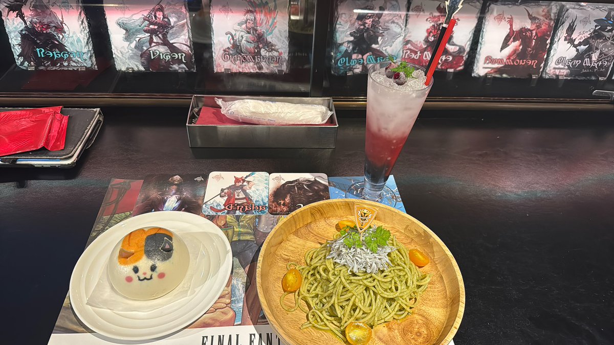 思い立ってエオルゼアカフェ秋葉原に行ってきました。ドリンクとコースターはラハくんで。