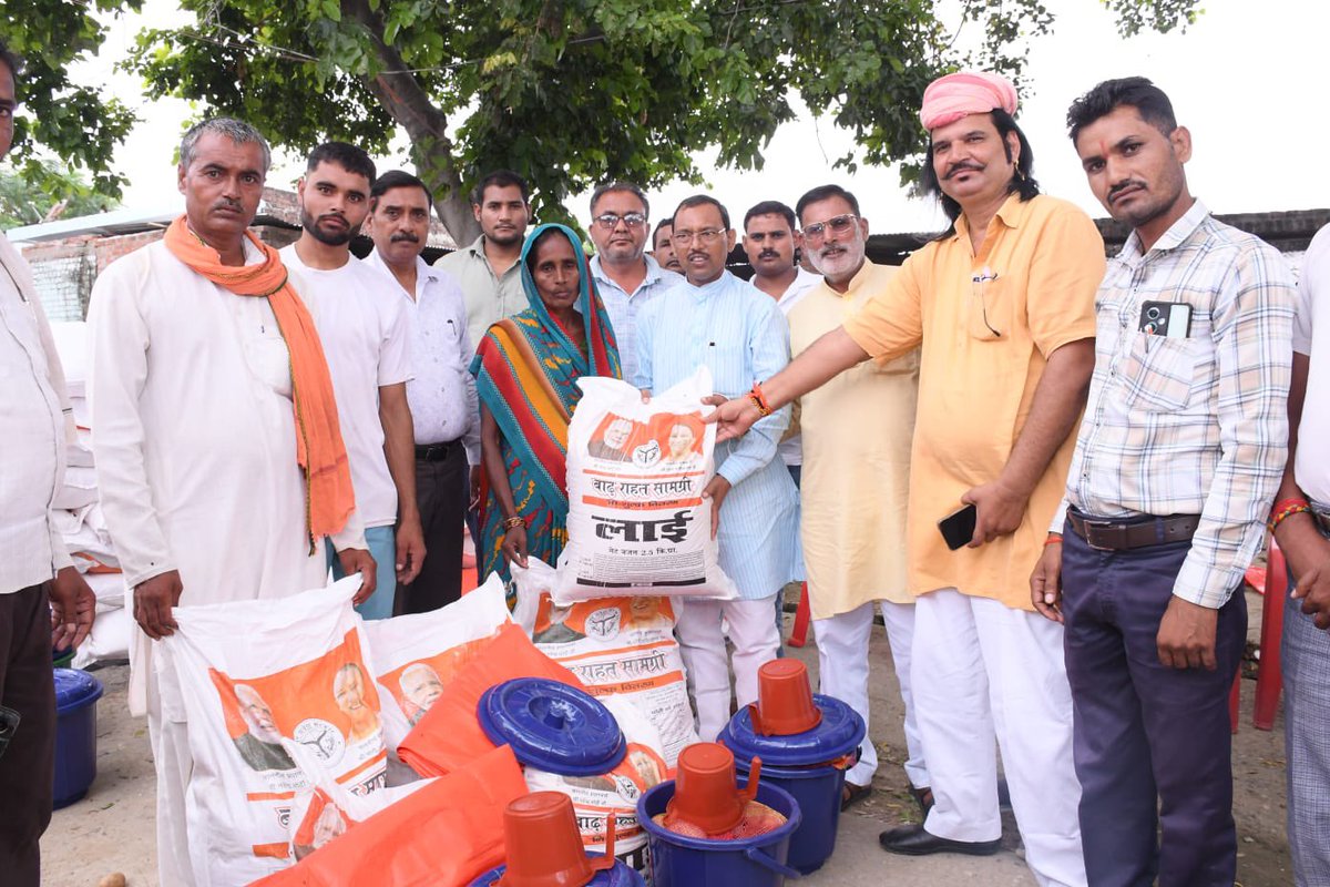 तौफी नगला में बाढ़ पीड़ितों के लिए राहत सामग्री वितरण 🌟

आज तौफी नगला के ग्रामीण क्षेत्र में बाढ़ से प्रभावित विधानसभा क्षेत्र के हमारे भाई बहनों को राहत सामग्री का वितरण किया इस मुश्किल घड़ी में माननीय मुख्यमत्री योगी आदित्यनाथ जी द्वारा भेजी गई बाढ़ राहत सामग्री..