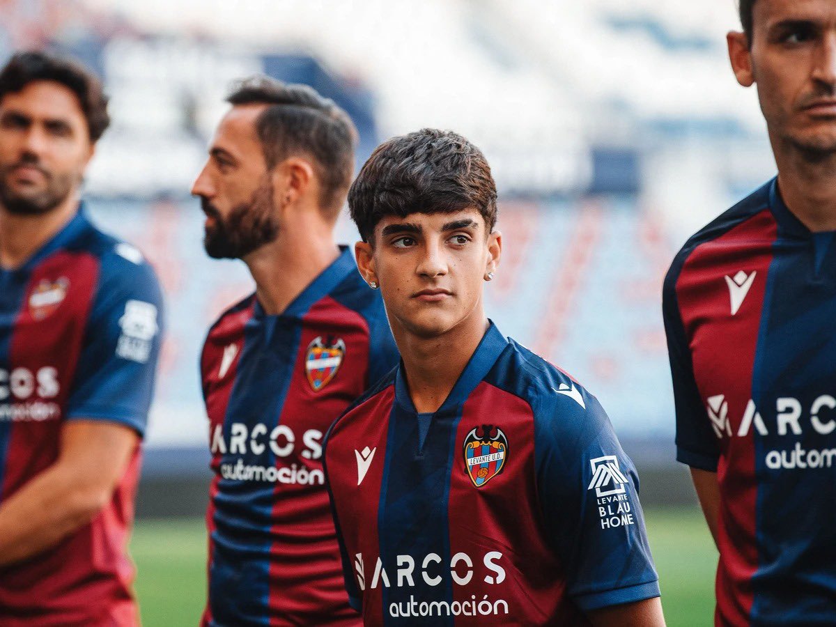 Héctor Gómez (@generaldepie_) on Twitter photo 🔒 El <a href="/valenciacf/">Valencia CF</a> ha cerrado la cesión de Víctor Fernández desde el <a href="/LevanteUD/">Levante UD</a>
➕Tiene una opción de compra muy muy accesible que supondría
% de futura venta y unos bonus por rendimiento
✅ Si no pasa nada se quedará en el VCF
🔎 Jugador muy deseado 🔒 El <a href="/valenciacf/">Valencia CF</a> ha cerrado la cesión de Víctor Fernández desde el <a href="/LevanteUD/">Levante UD</a>
➕Tiene una opción de compra muy muy accesible que supondría
% de futura venta y unos bonus por rendimiento
✅ Si no pasa nada se quedará en el VCF
🔎 Jugador muy deseado